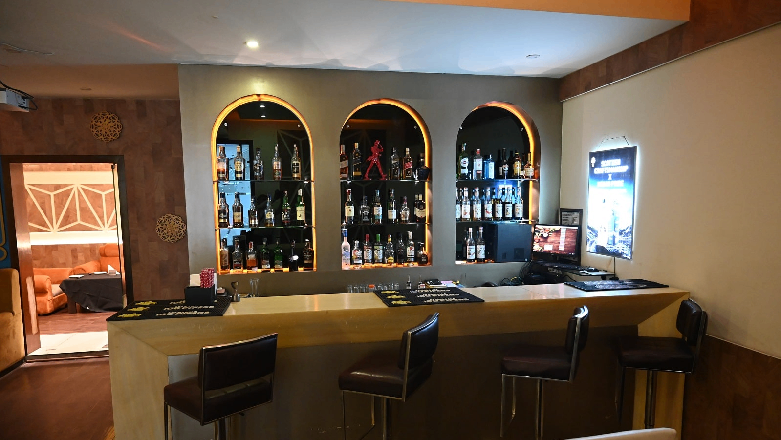 Bar & Dining