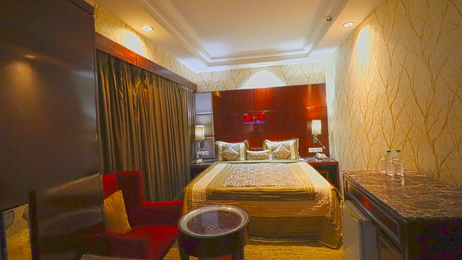 DELUXE ROOMS