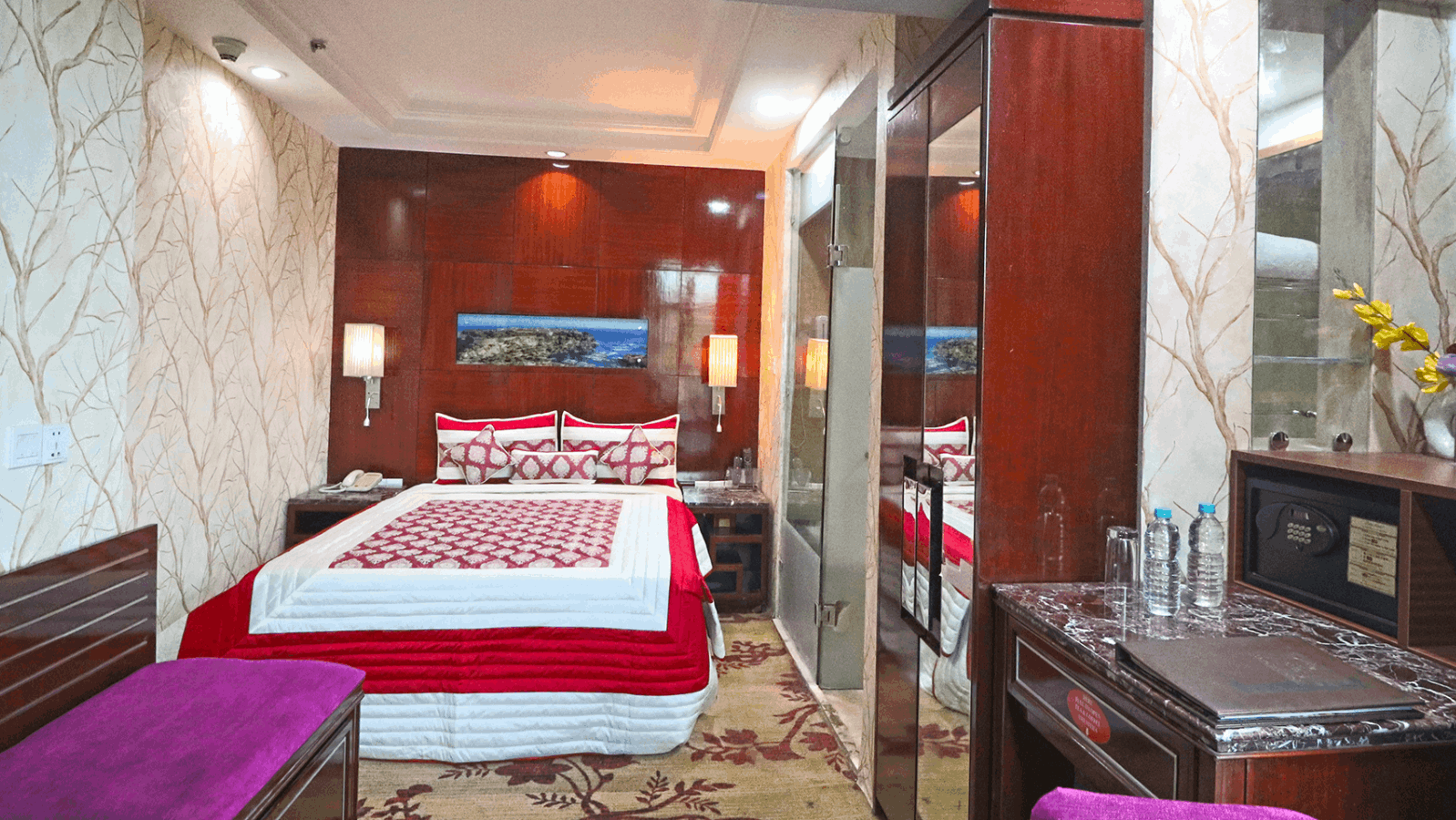 DELUXE JACUZZI ROOM