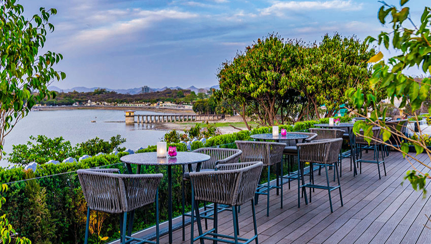 Bougainvillea Terrace by the lake
