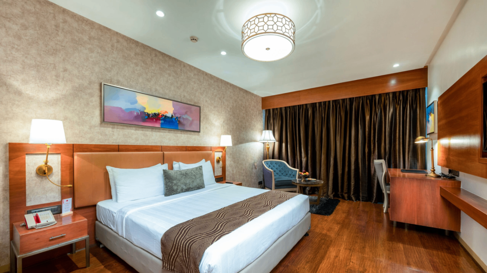 DELUXE ROOM
