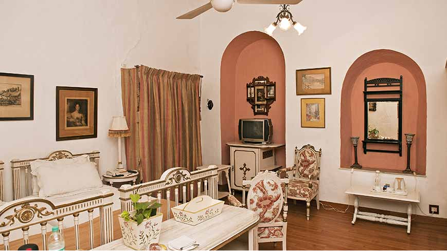 COTTAGE ROOM