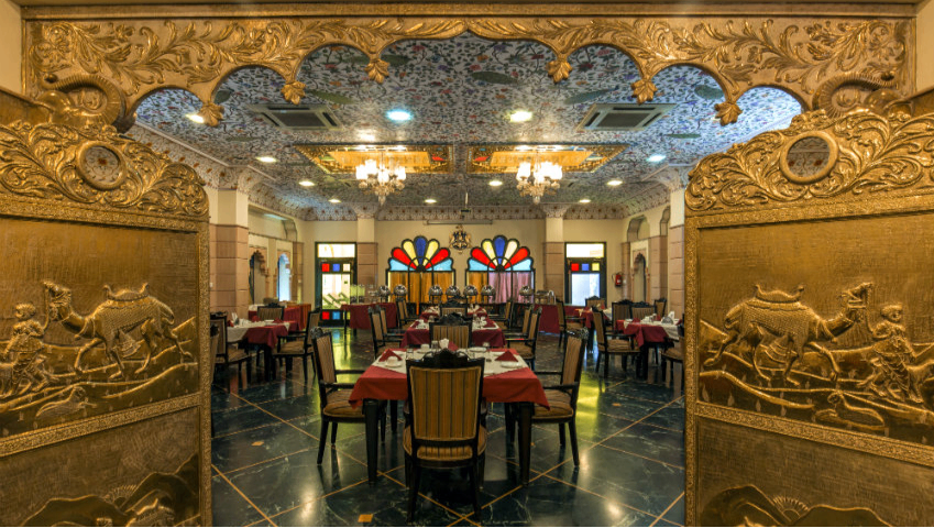 RESTAURANT & LOUNGE