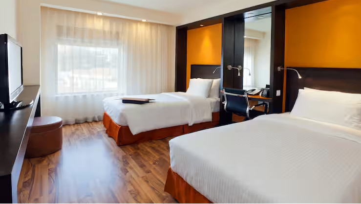1 Queen Bed W/sofa Nonsmoking