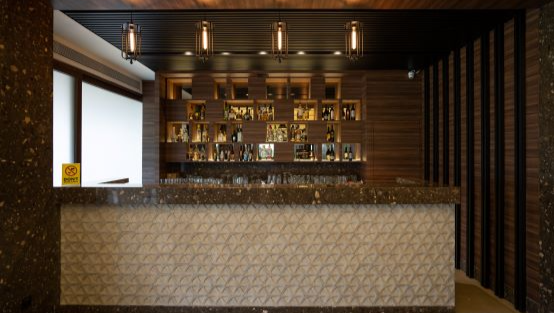 BARS & RESTAURANTS