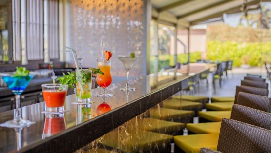 BARS & RESTAURANTS