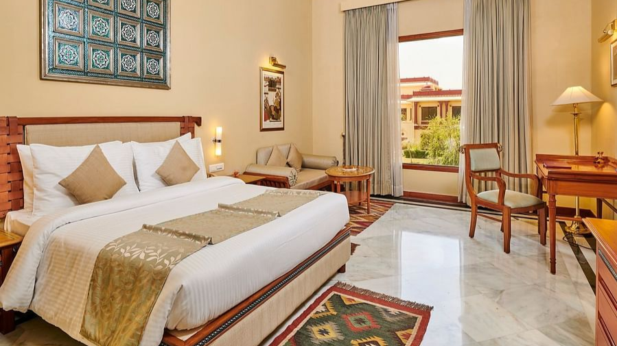 Royal Courtyard King Bed