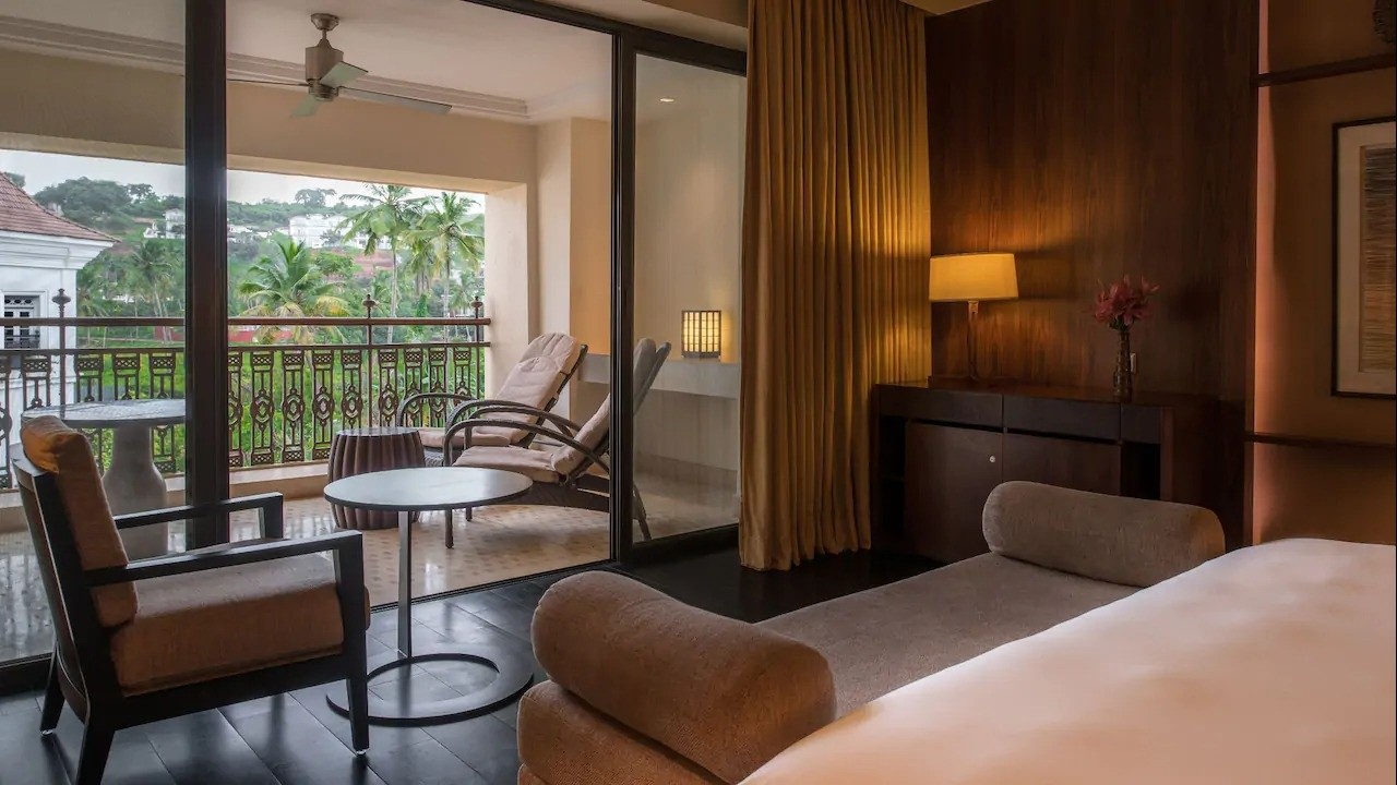 1 King Bed with Club Access