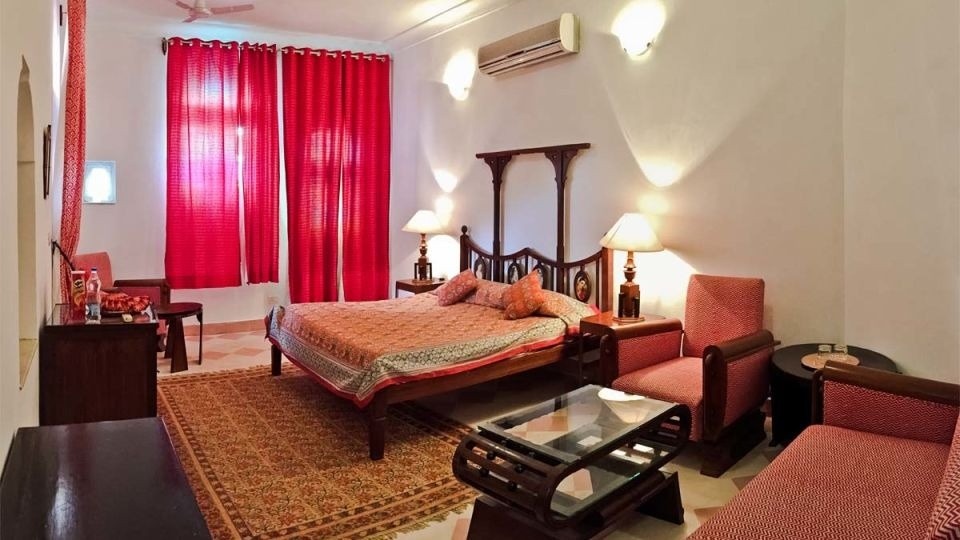 Menaka Mahal (Menaka's Palace)