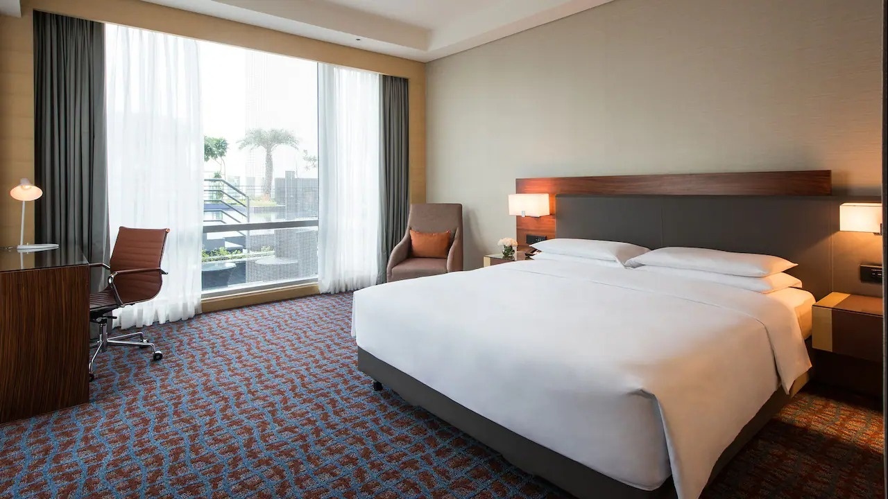 1 King Bed with Club Access