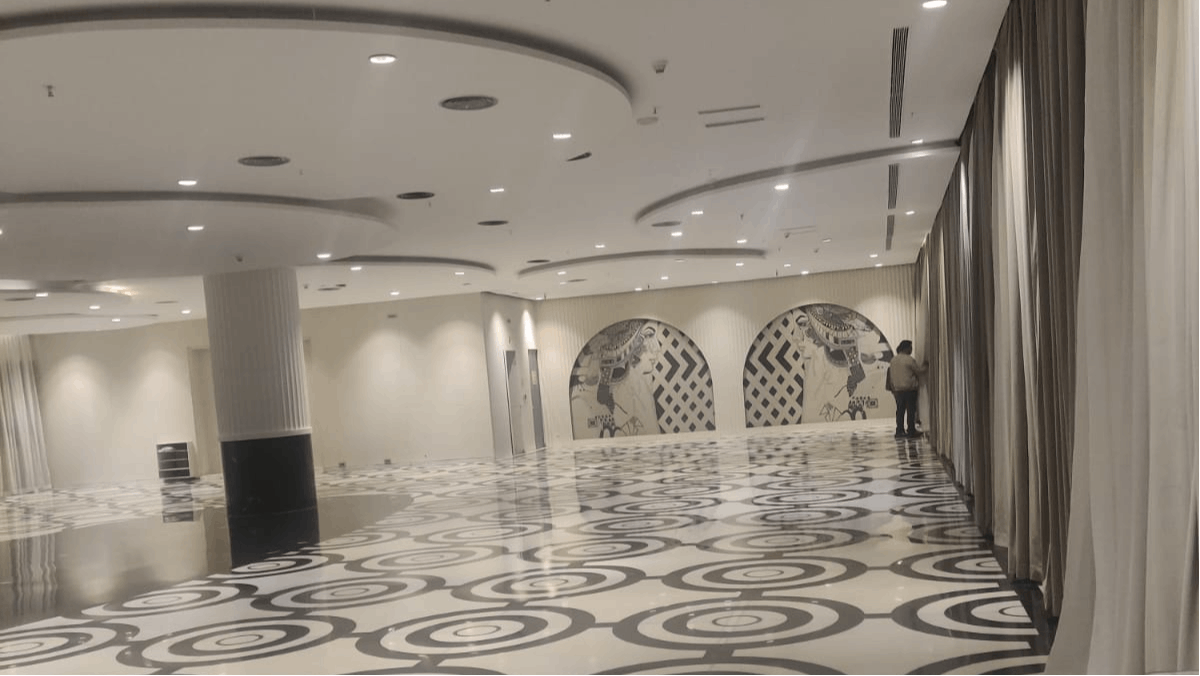 Royal Room I