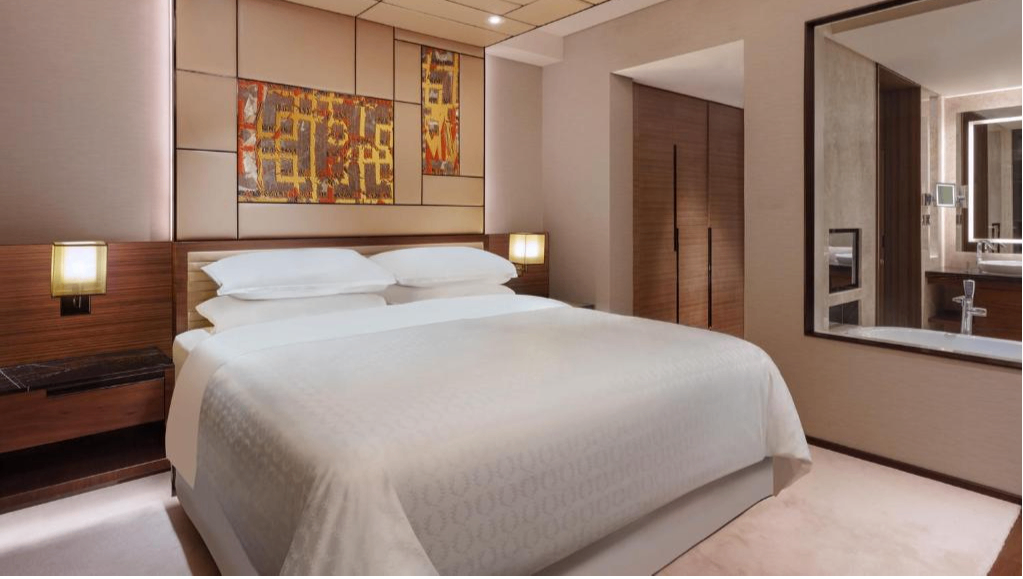 Deluxe Suite with Club Lounge Access