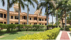 Villa Lawn	