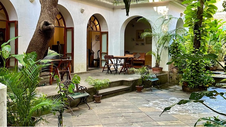 Courtyard with Dining
