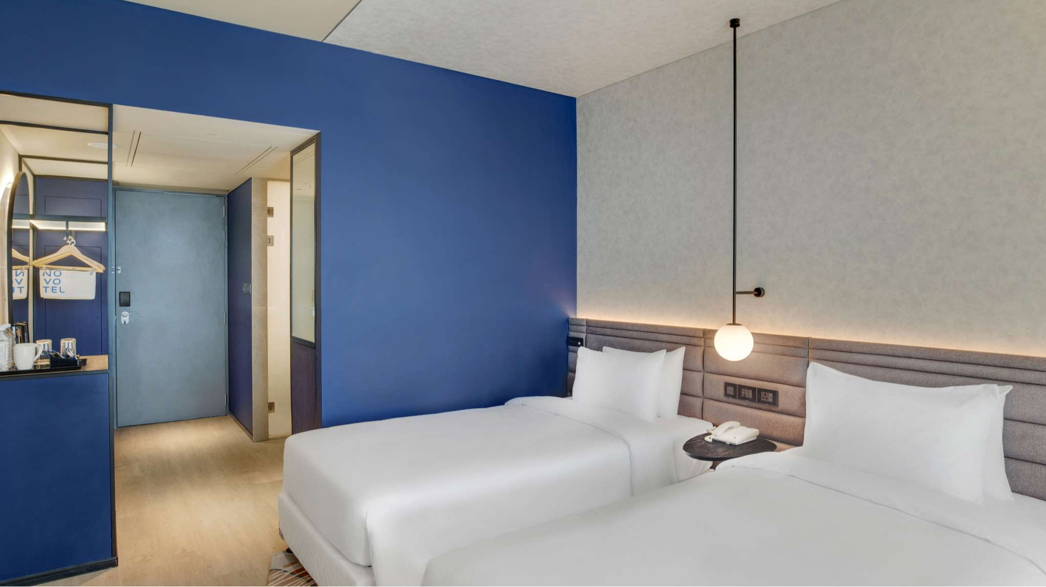 Premier Room Twin with complimentary longue access.