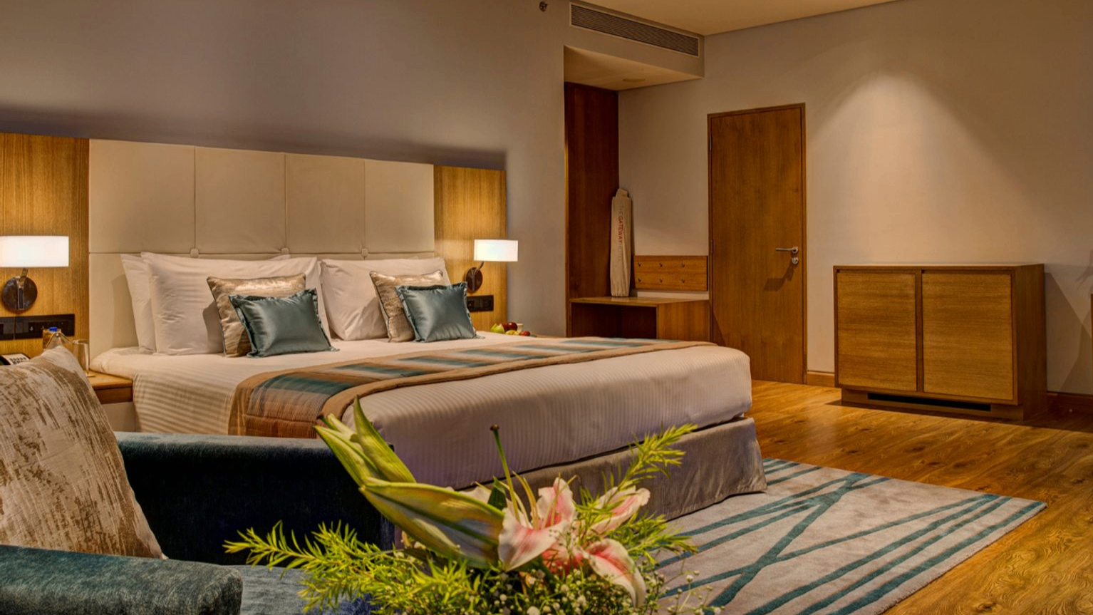 EXECUTIVE SUITE KING BED WITH BATHTUB