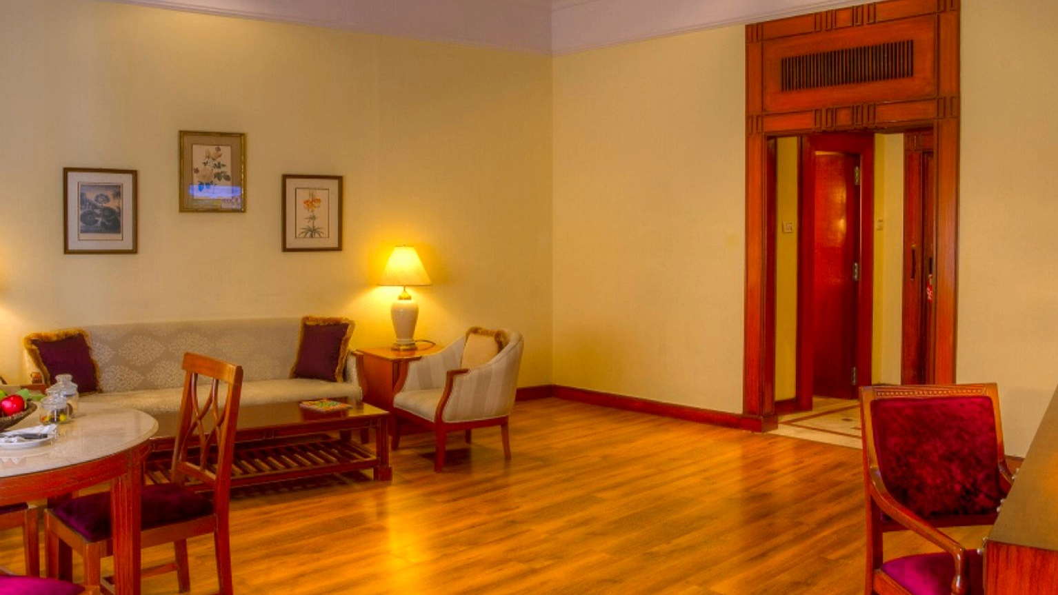 EXECUTIVE SUITE WITH SEPARATE LIVING ROOM KING BED