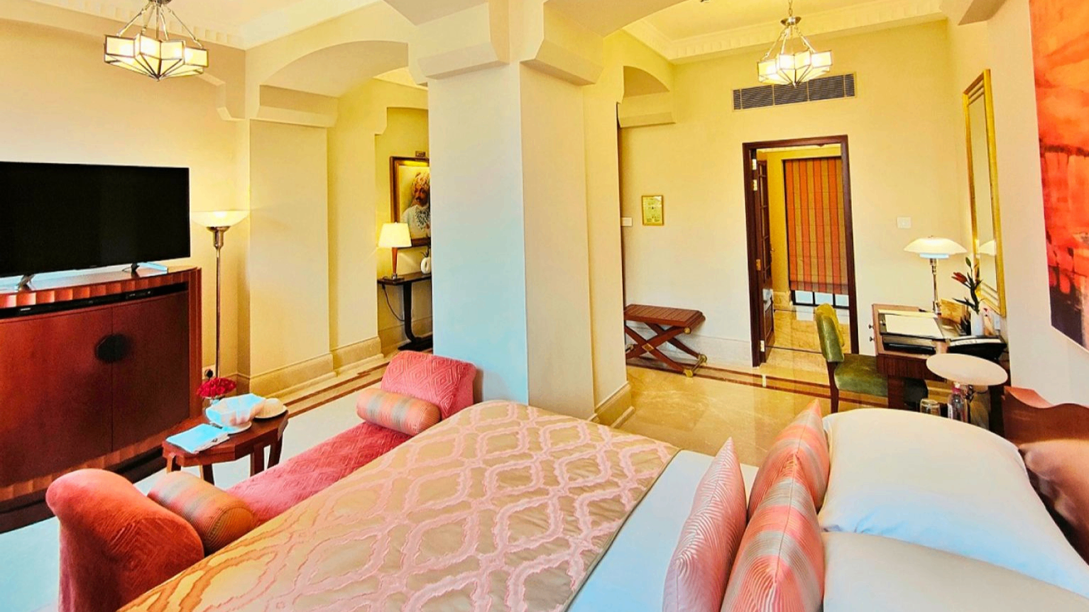 LUXURY ROOM KING BED