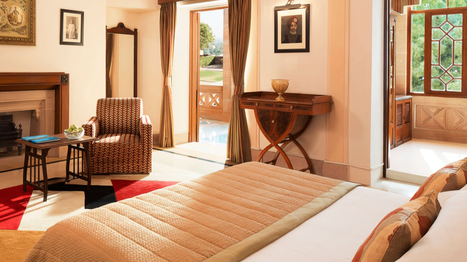 PALACE ROOM KING BED