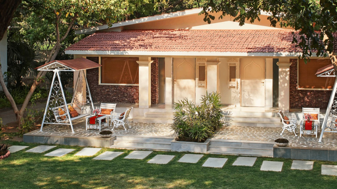 TRADITIONAL GARDEN VIEW COTTAGE