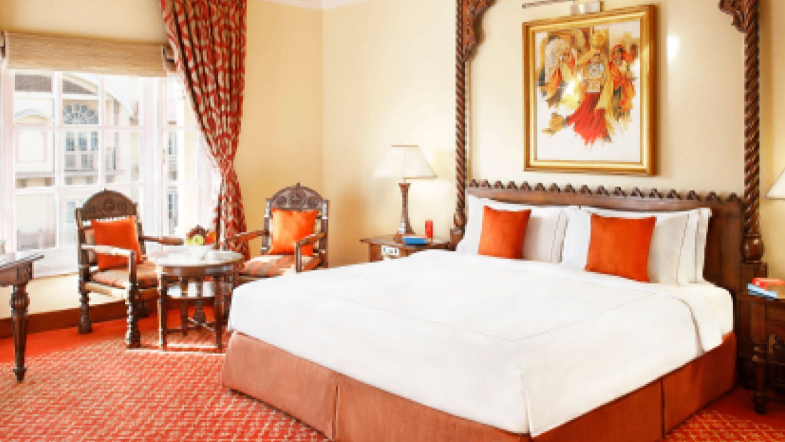 DELUXE ROOM POOL VIEW KING BED