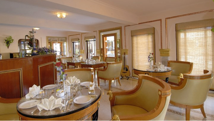 The Royal Lounge, Cafe