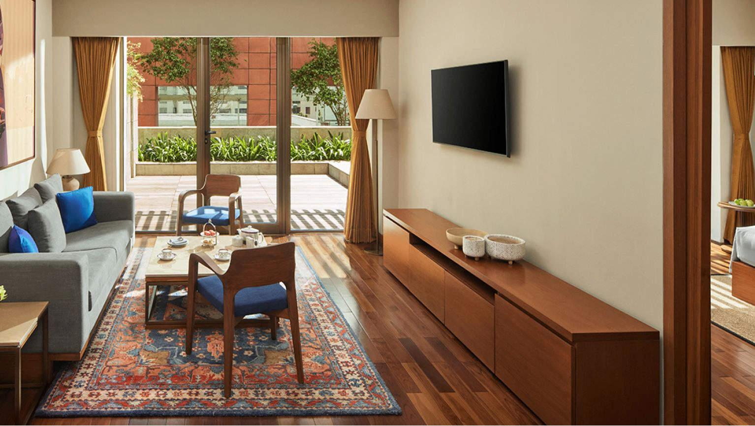 THE GRAND LUXURY SUITE WITH JACUZZI