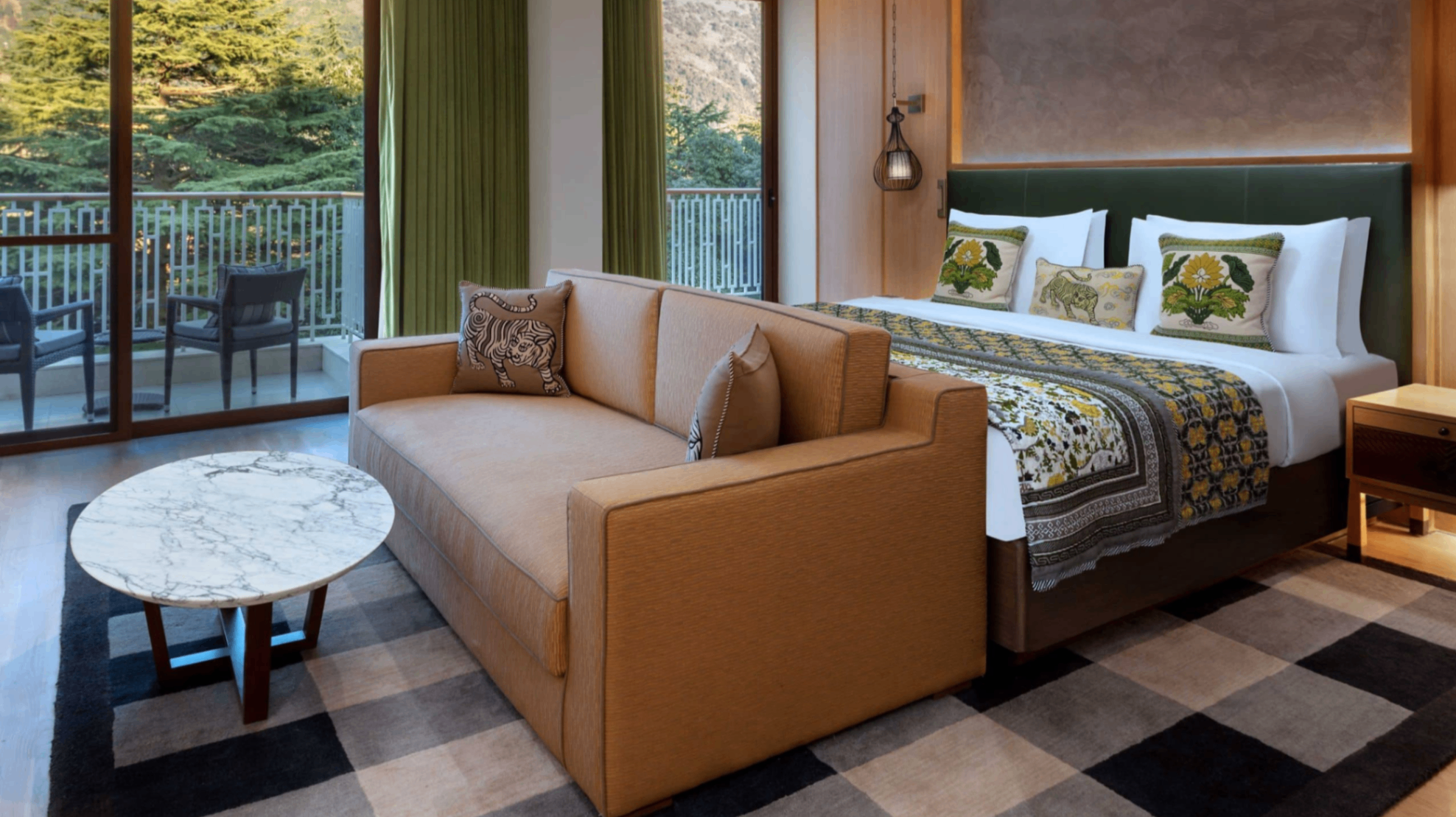 1 King Bed Balcony Club Access