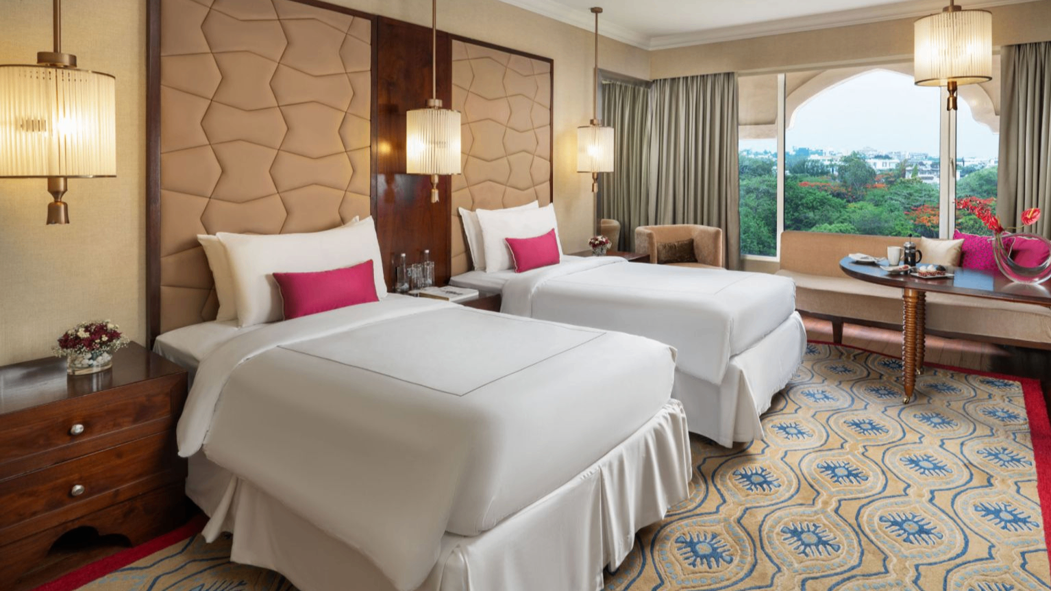 LUXURY TWIN BEDS ROOM