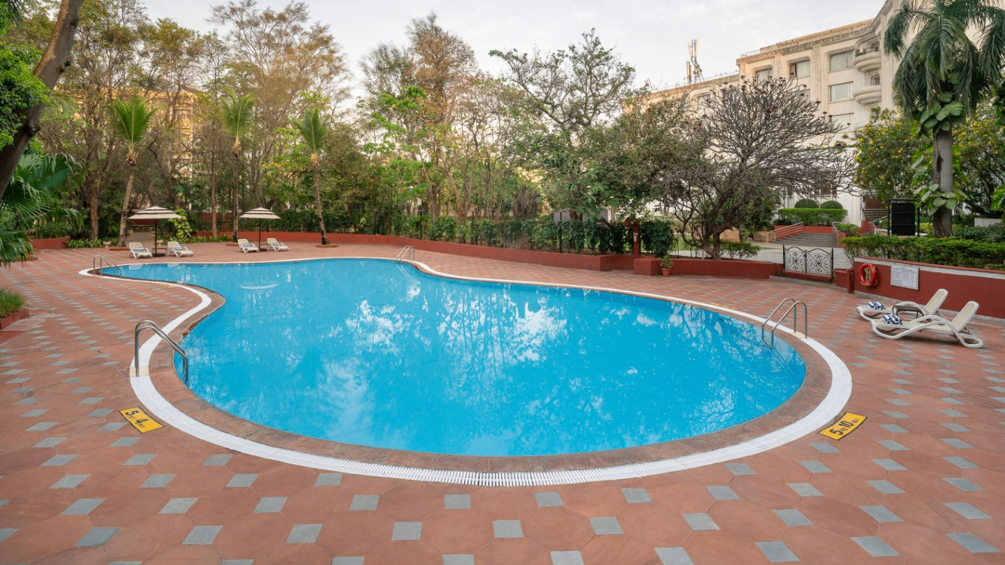 OUTDOOR SWIMMING POOL