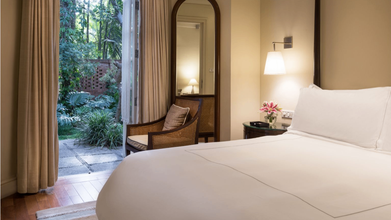 EXECUTIVE SUITE - 1 BEDROOM GARDEN VIEW