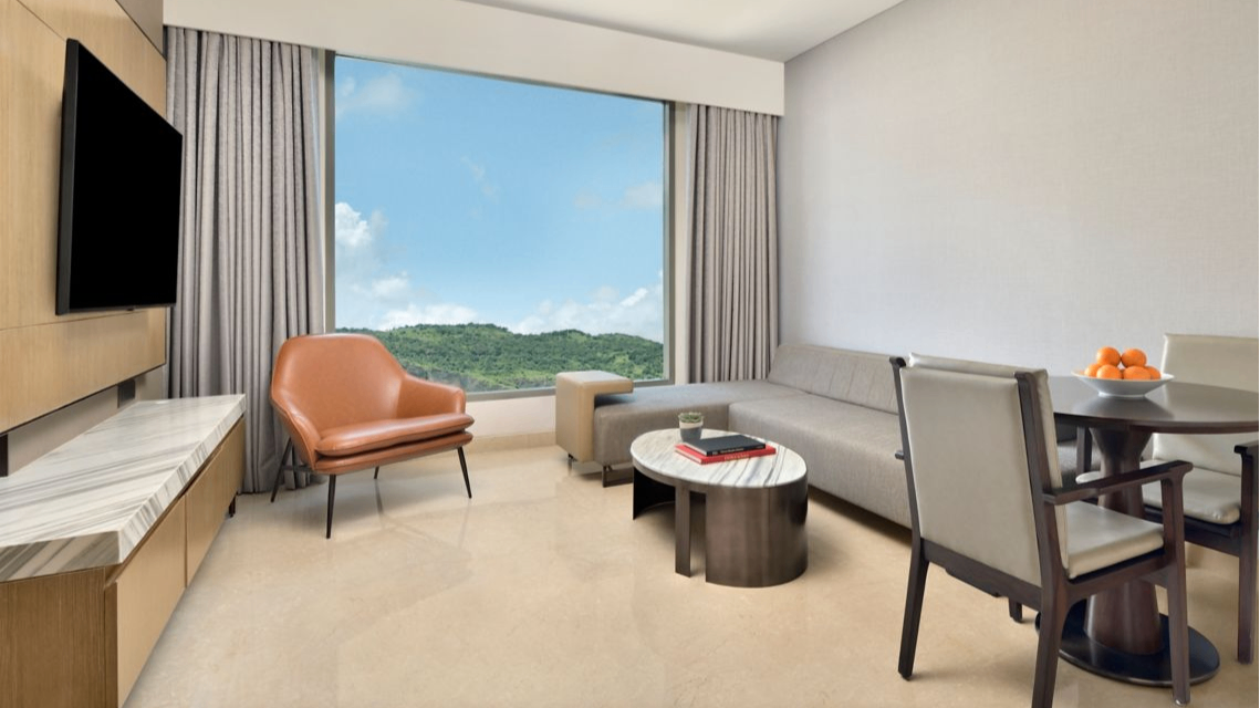 Suite, 1 King, Courtyard view