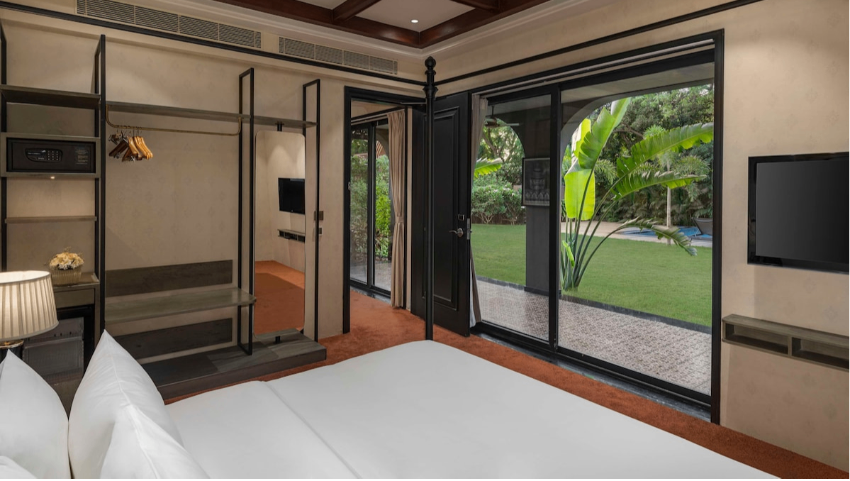 Villa with Private Garden and Pool