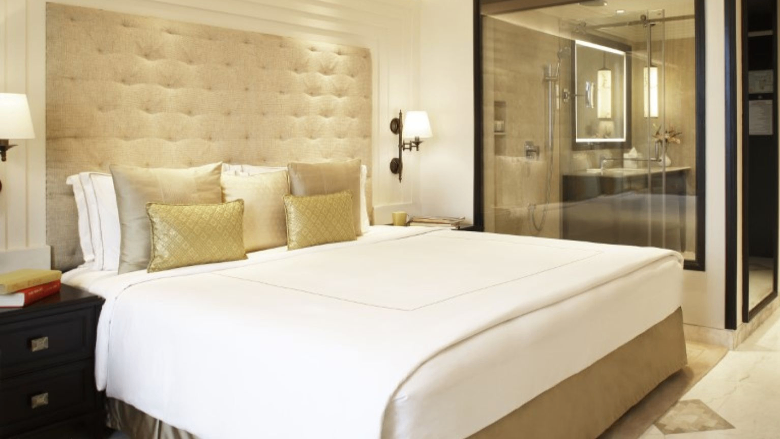 DELUXE ROOM CITY VIEW QUEEN BED