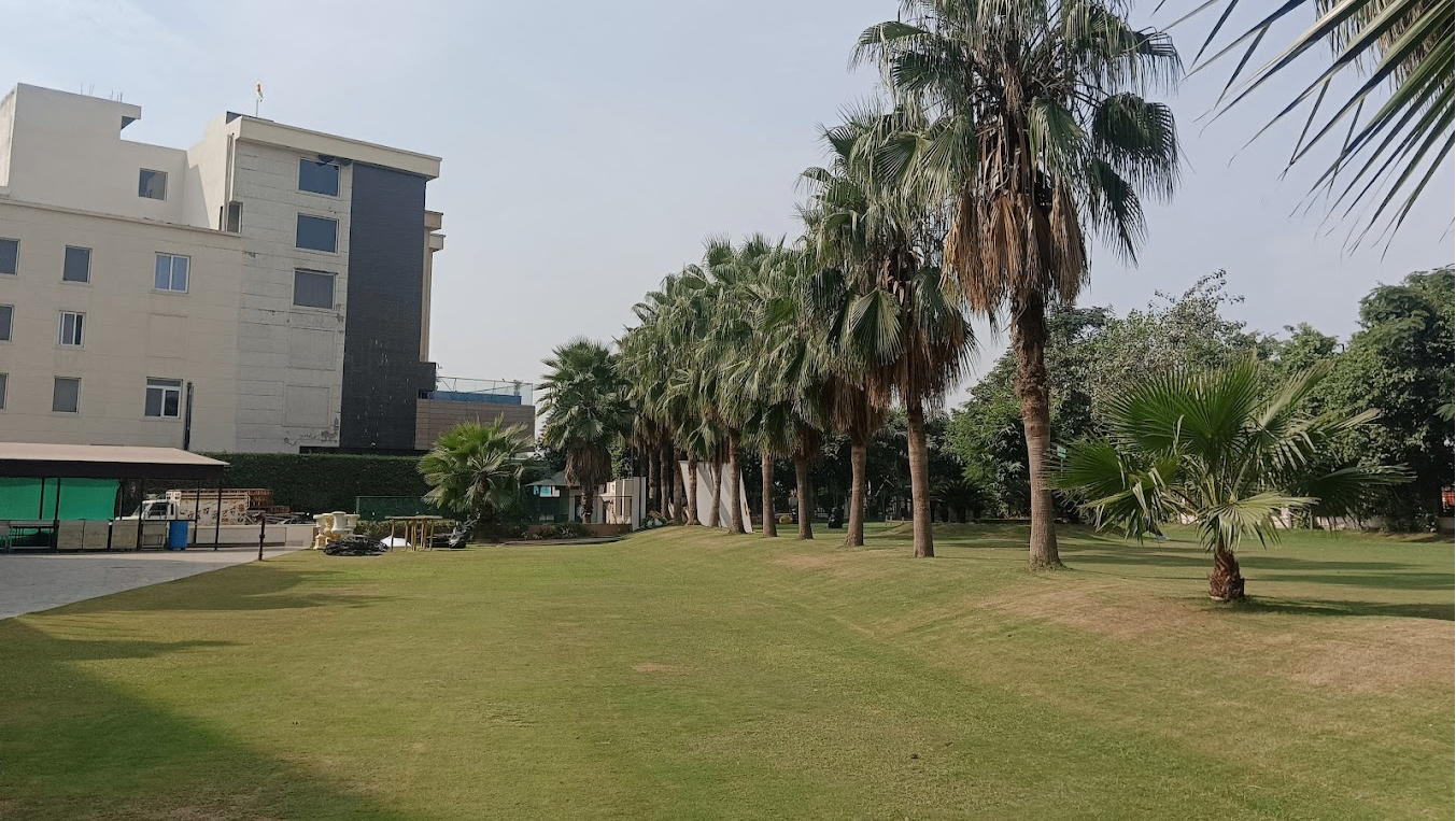 SAPPHIRE COURT & LAWN